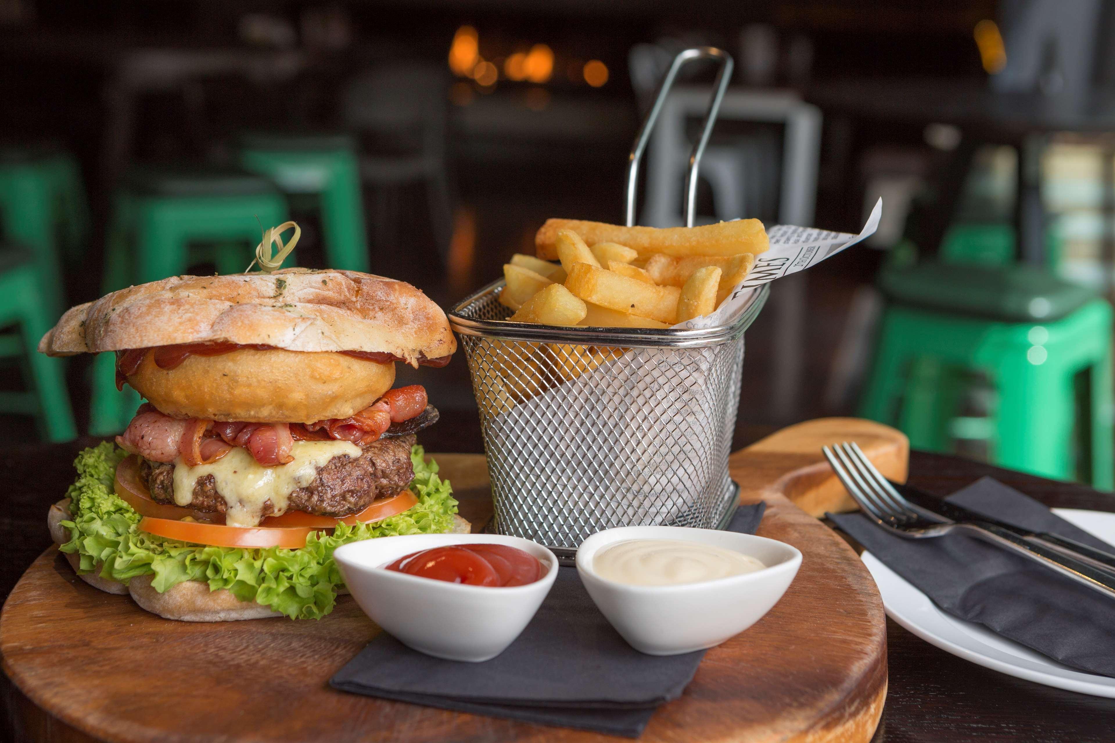 Hilton Queenstown Resort & Spa Εξωτερικό φωτογραφία A burger with chips