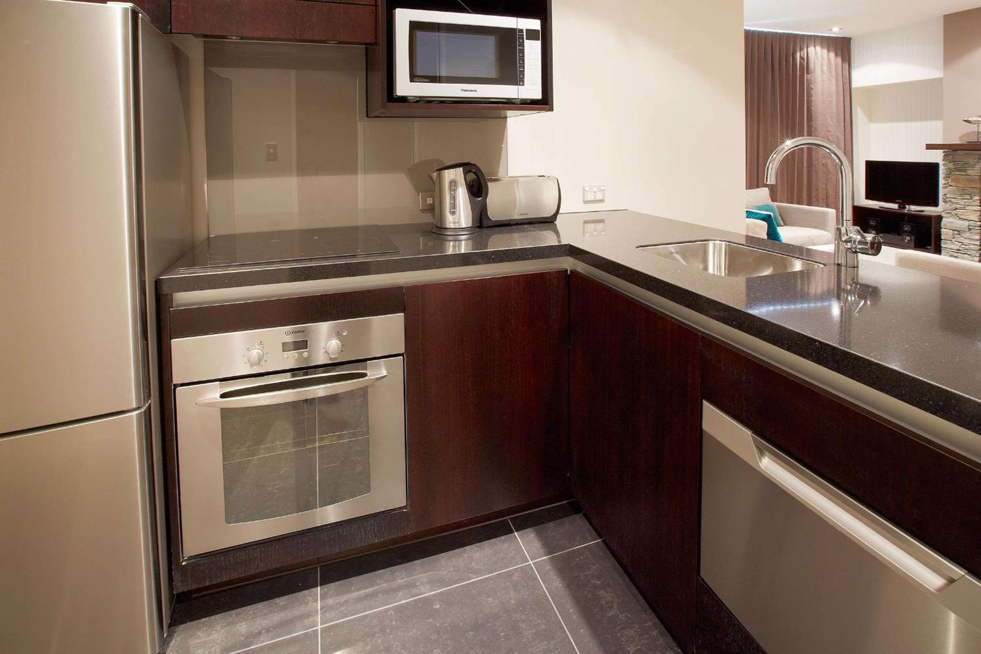 Hilton Queenstown Resort & Spa Εξωτερικό φωτογραφία A kitchen in a serviced apartment