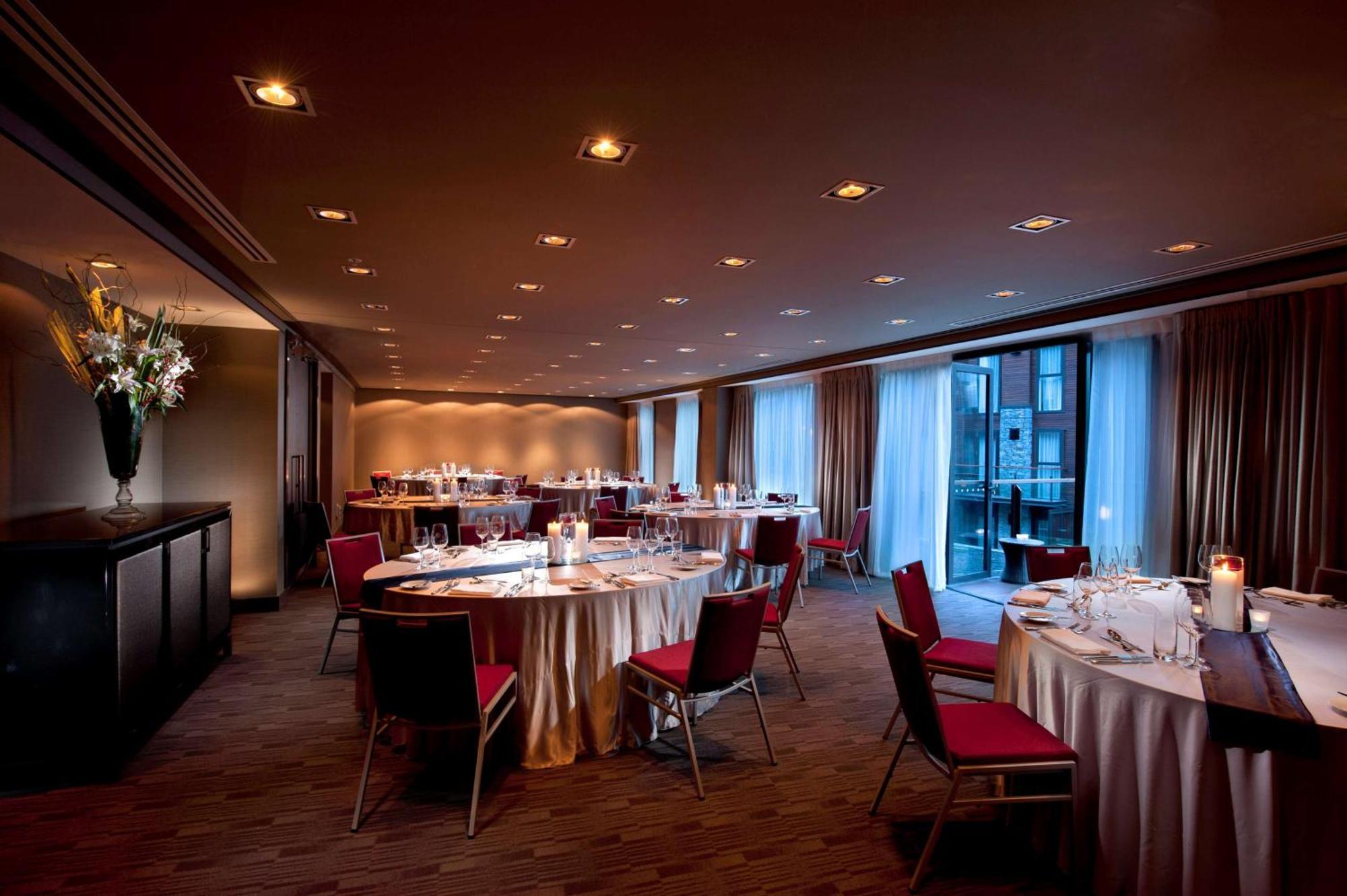 Hilton Queenstown Resort & Spa Εξωτερικό φωτογραφία The Westin Club Lounge at Hong Kong International Airport