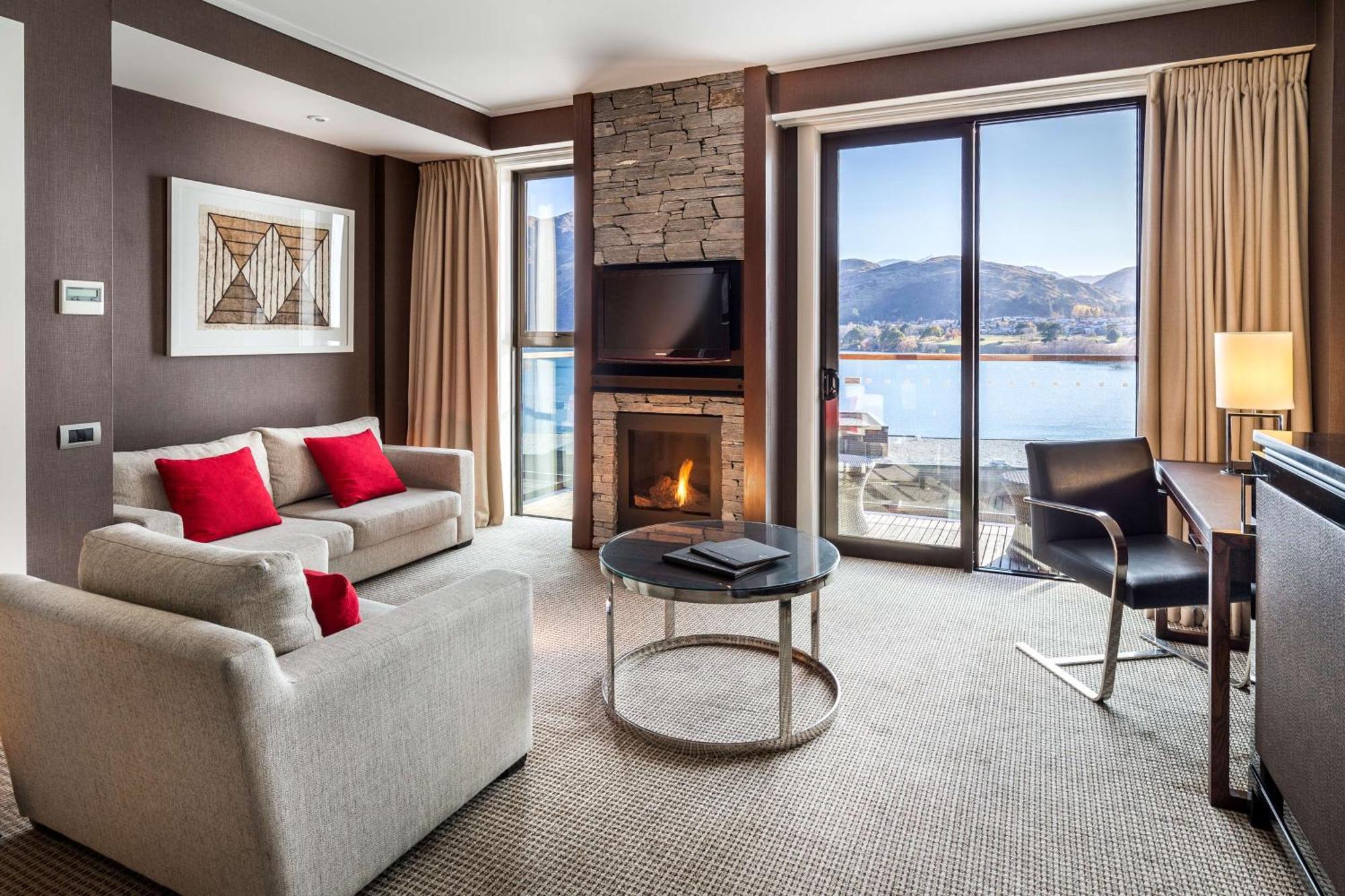 Hilton Queenstown Resort & Spa Εξωτερικό φωτογραφία Living room of a suite at the Hotel Lake Champlain
