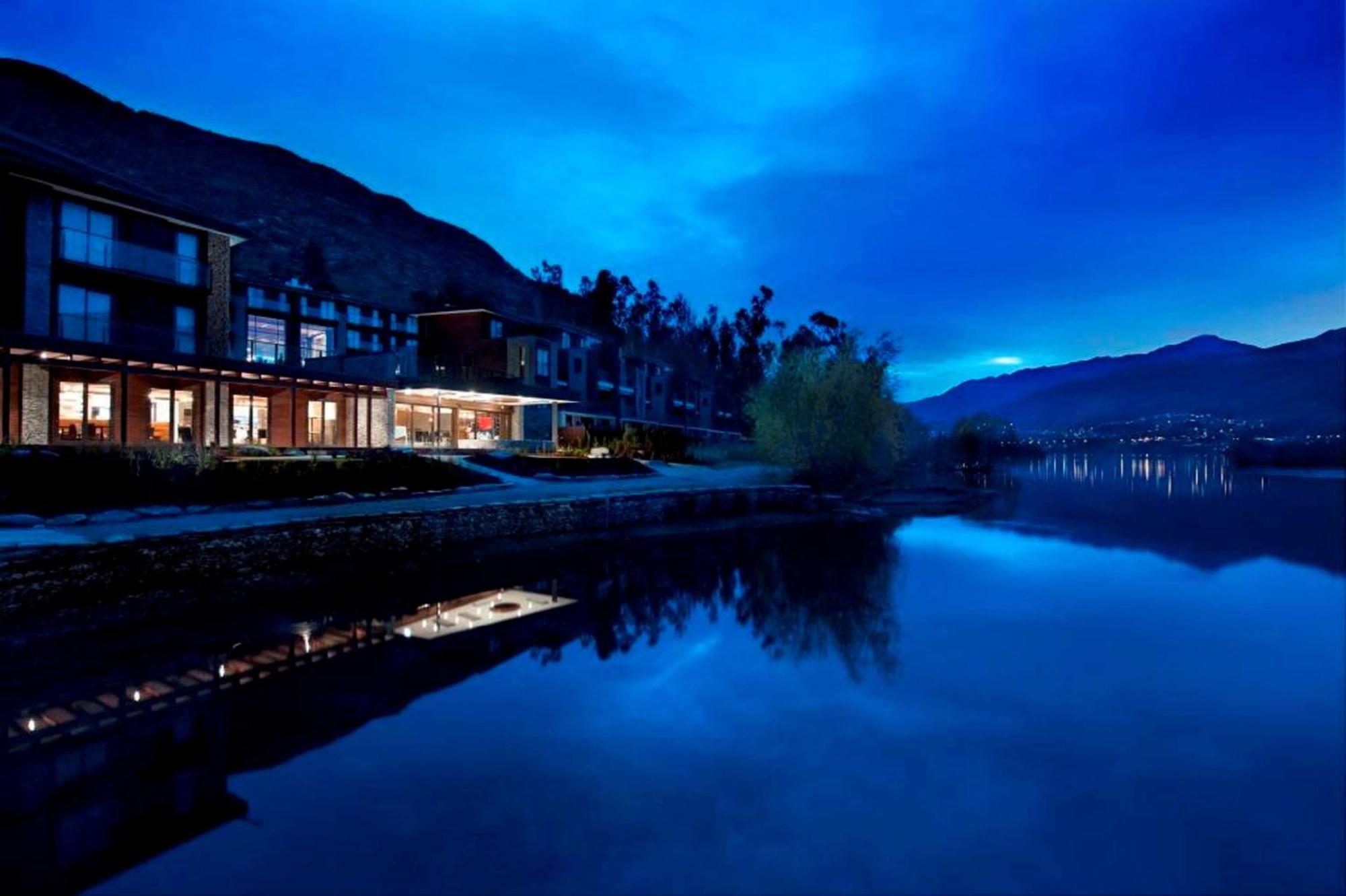 Hilton Queenstown Resort & Spa Εξωτερικό φωτογραφία The Cove at night