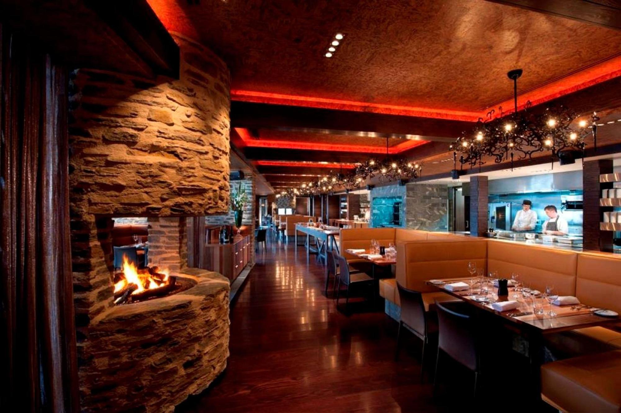 Hilton Queenstown Resort & Spa Εξωτερικό φωτογραφία Interior of a PF. Chang's restaurant