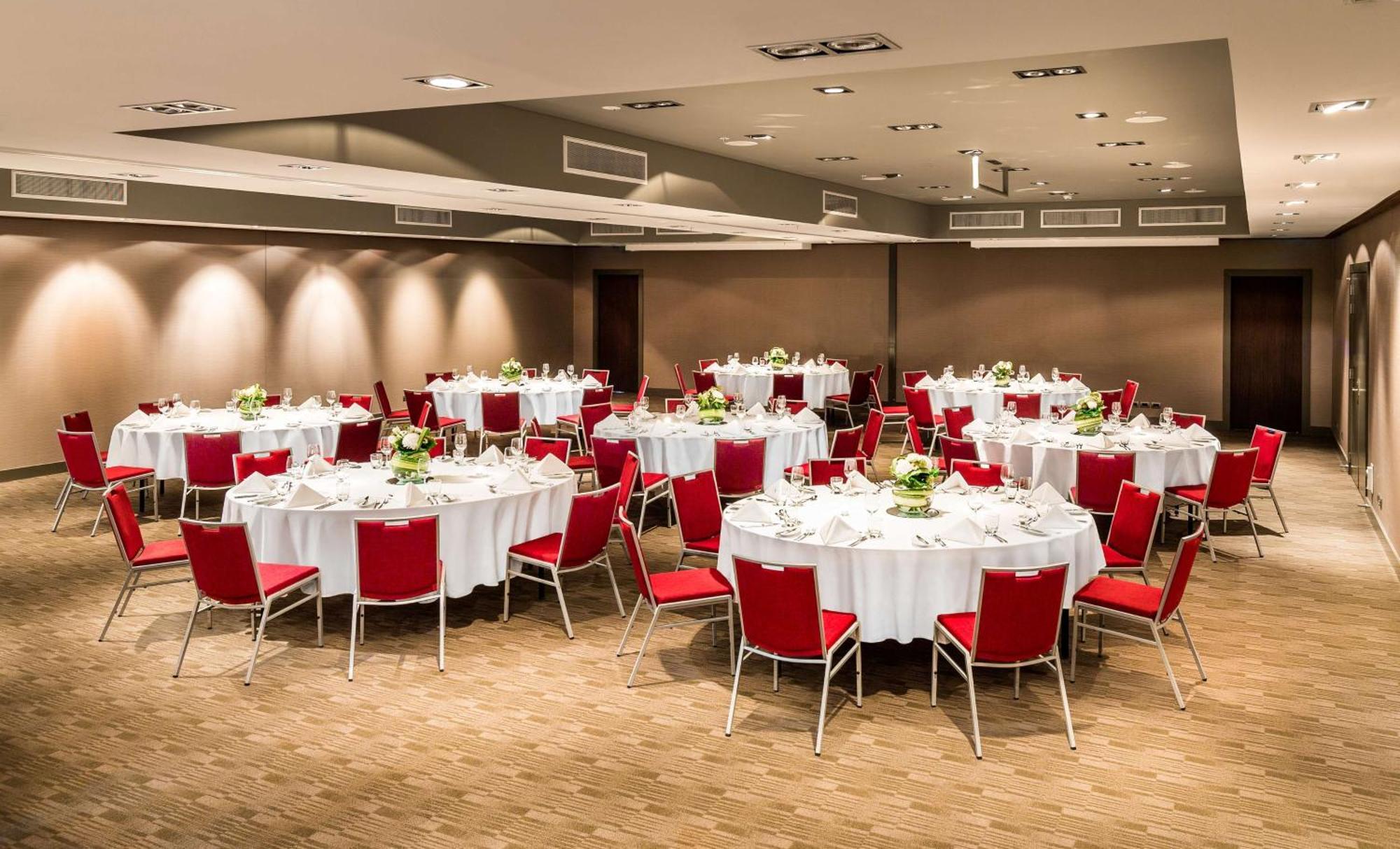 Hilton Queenstown Resort & Spa Εξωτερικό φωτογραφία The ballroom at the Hilton London Heathrow
